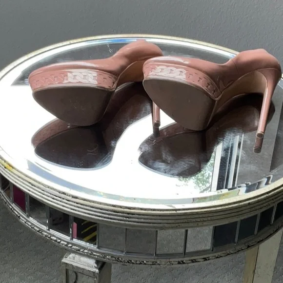 Casadei Beige Patent Leather Cutout Accent Pump - Picture 6 of 7